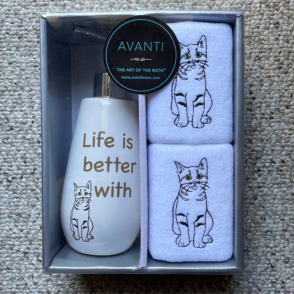 Avanti 3 Piece Gift Set 1 Lotion Pump and 2 Fingertip Towels Brand New